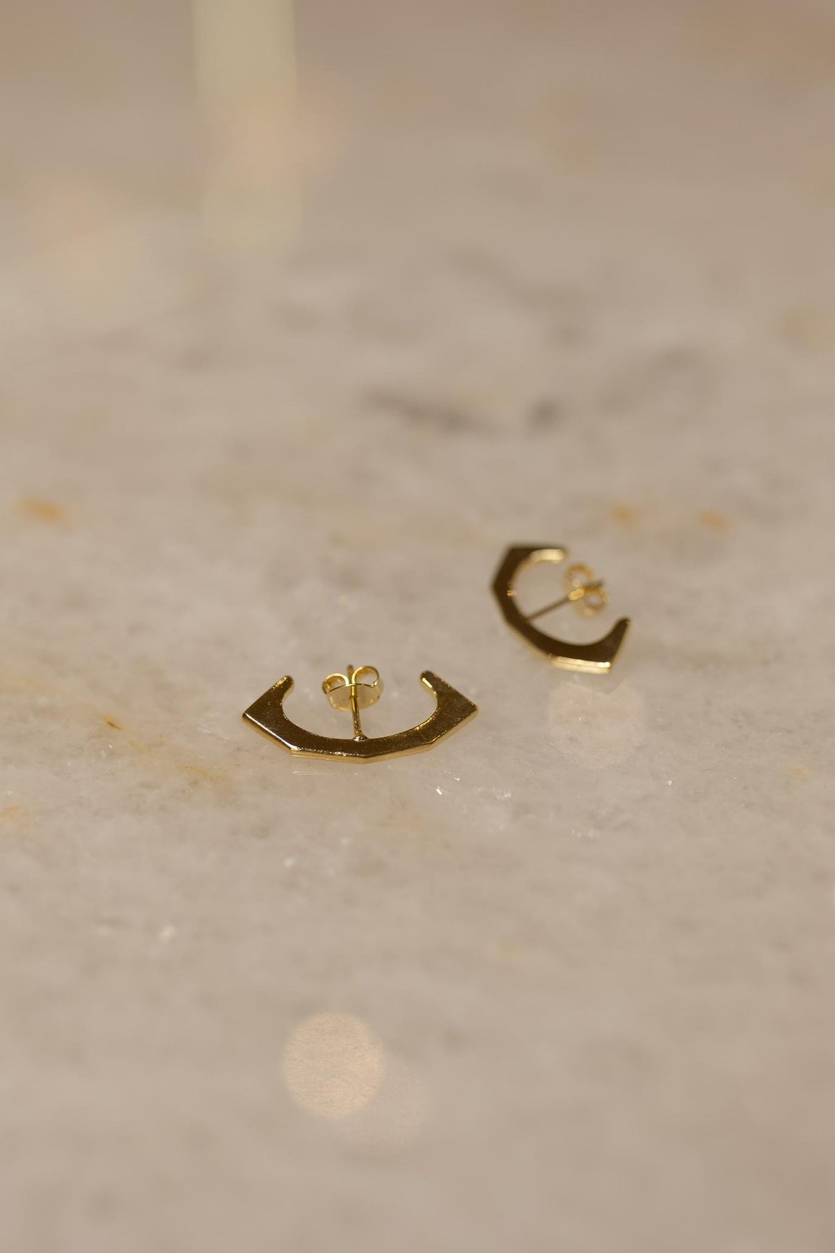 Brinco Ear Hook Geometric Liso Dourado