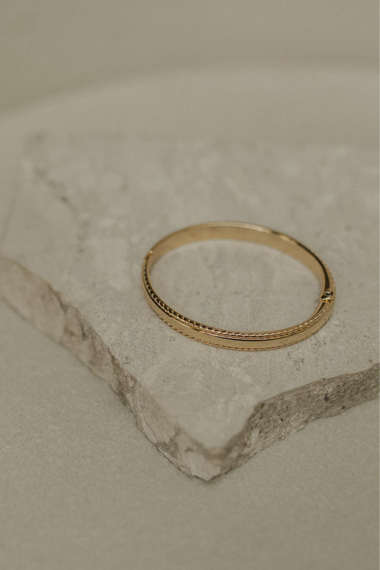 Bracelete com Borda Trabalhada Dourado
