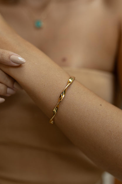 Bracelete Torcido Rígido Dourado