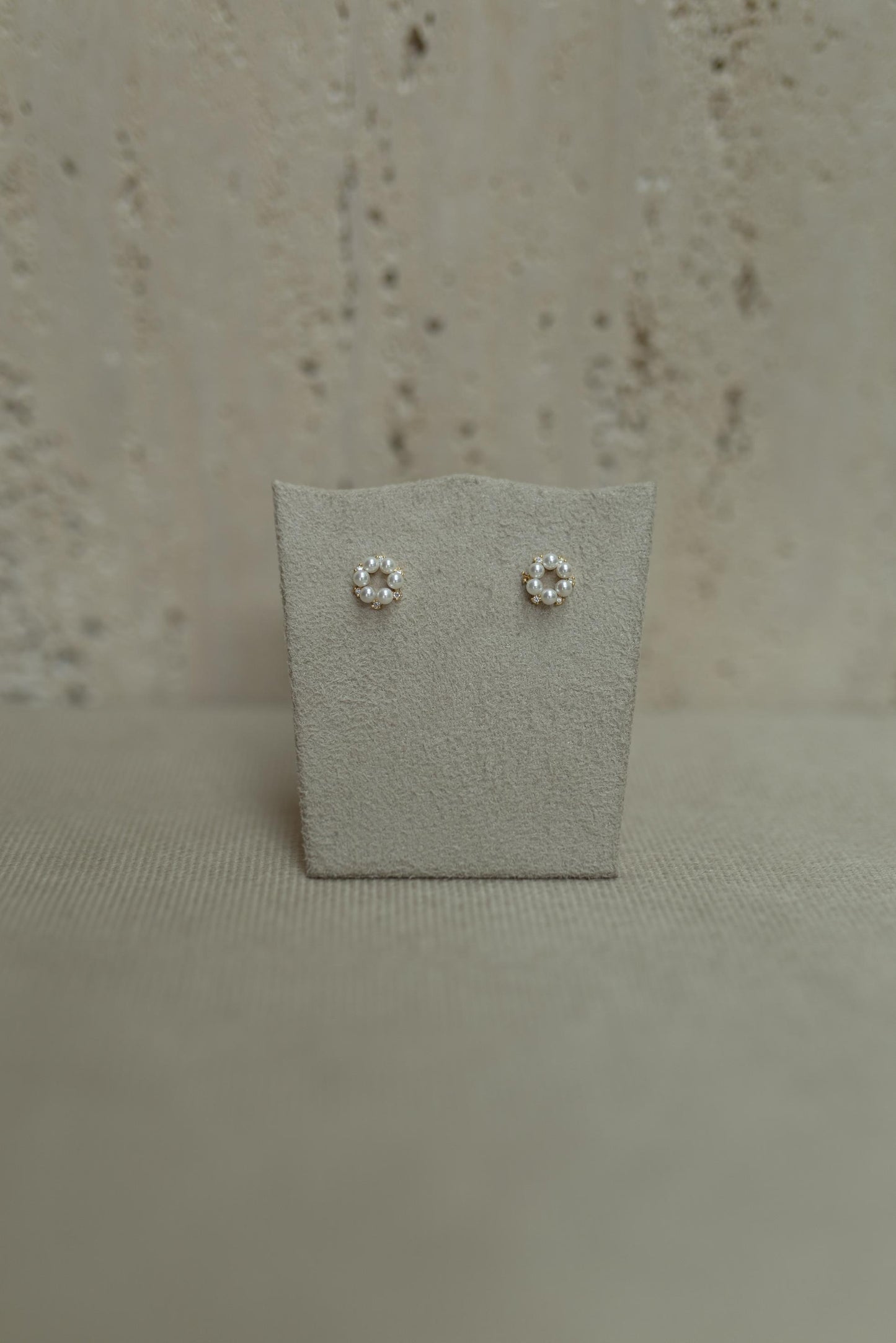 Brinco Redondo de Pérola Dourado