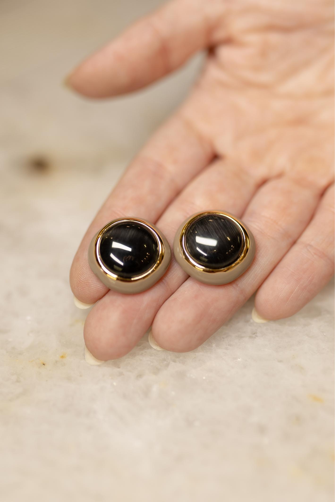 Brinco Botão Esmaltado Preto Dourado