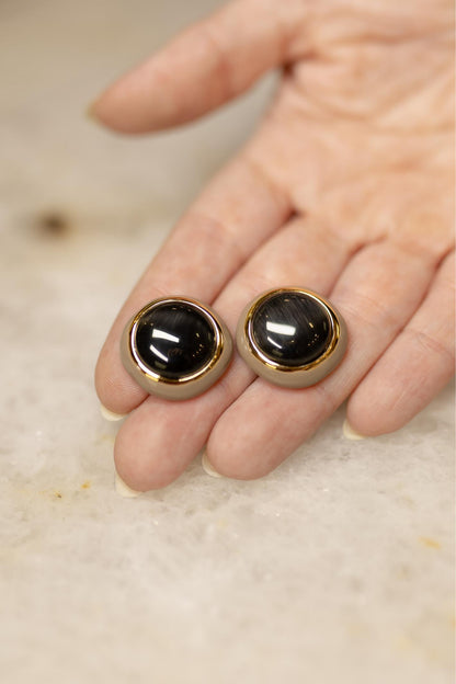 Brinco Botão Esmaltado Preto Dourado