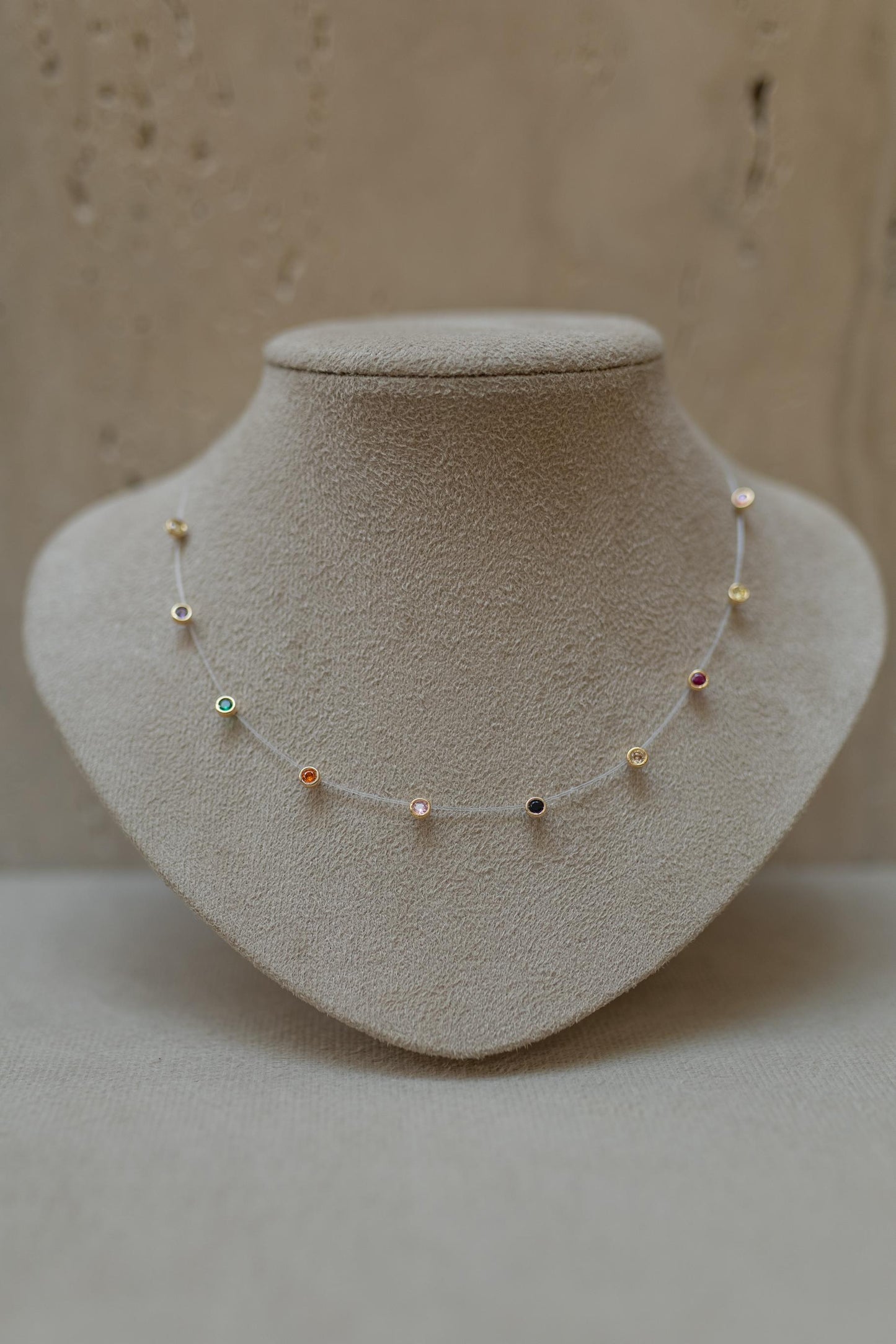 Colar Fio de Nylon Pontos de Luz Rainbow Dourado