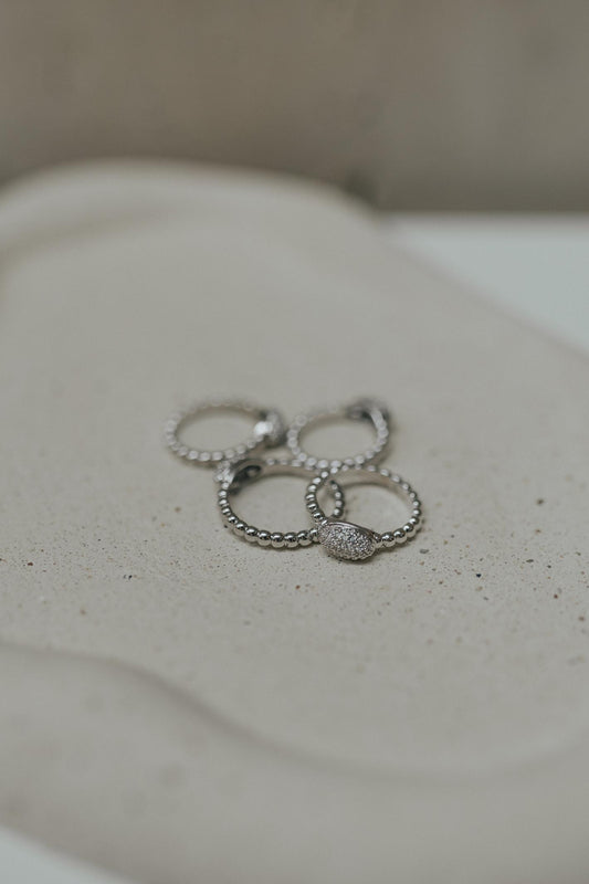 Anel Bolinhas Oval Cravejado Ródio Branco