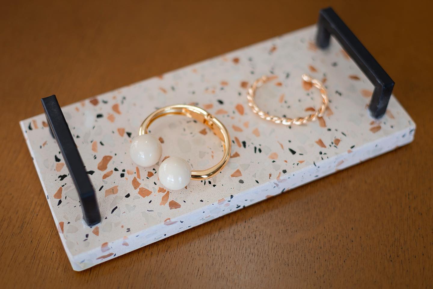 Bracelete Dourado com Bolas Peroladas de Resina