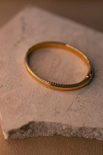 Bracelete com Borda Trabalhada Dourado