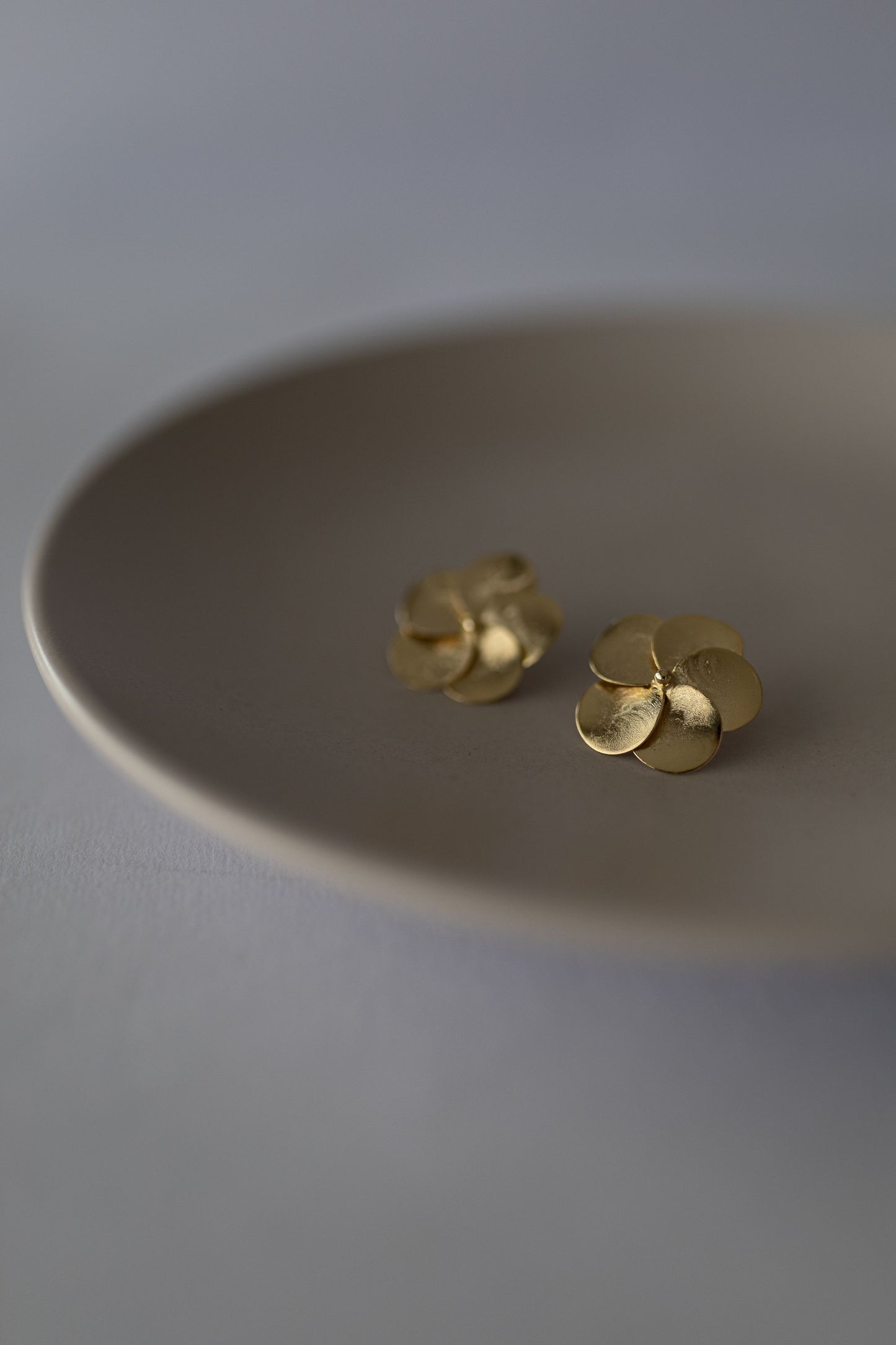 Brinco Flor Escovada 5 Pétalas Dourado