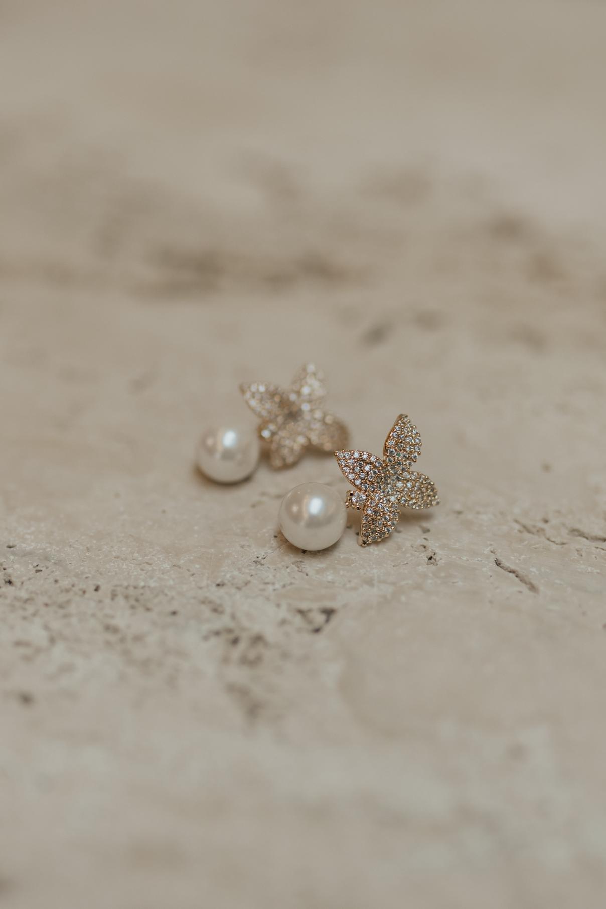 Brinco Camélia Com Pérola Dourado