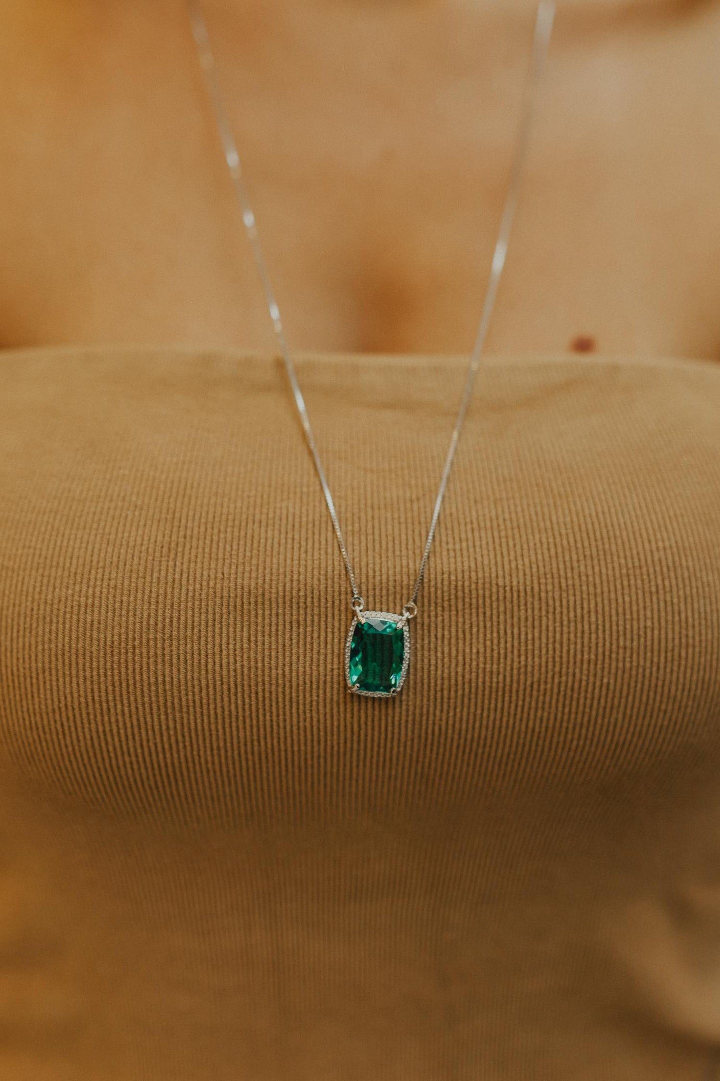 Colar Escapulário Madrepérola Verde Ródio Branco