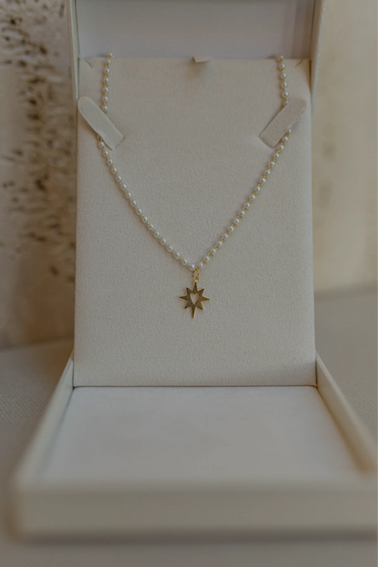 Colar de Pérolas com Pingente Star Heart Dourado