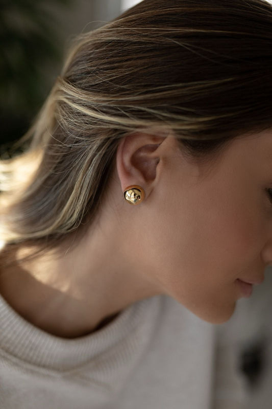 Brinco Botão Meia Esfera P Dourado