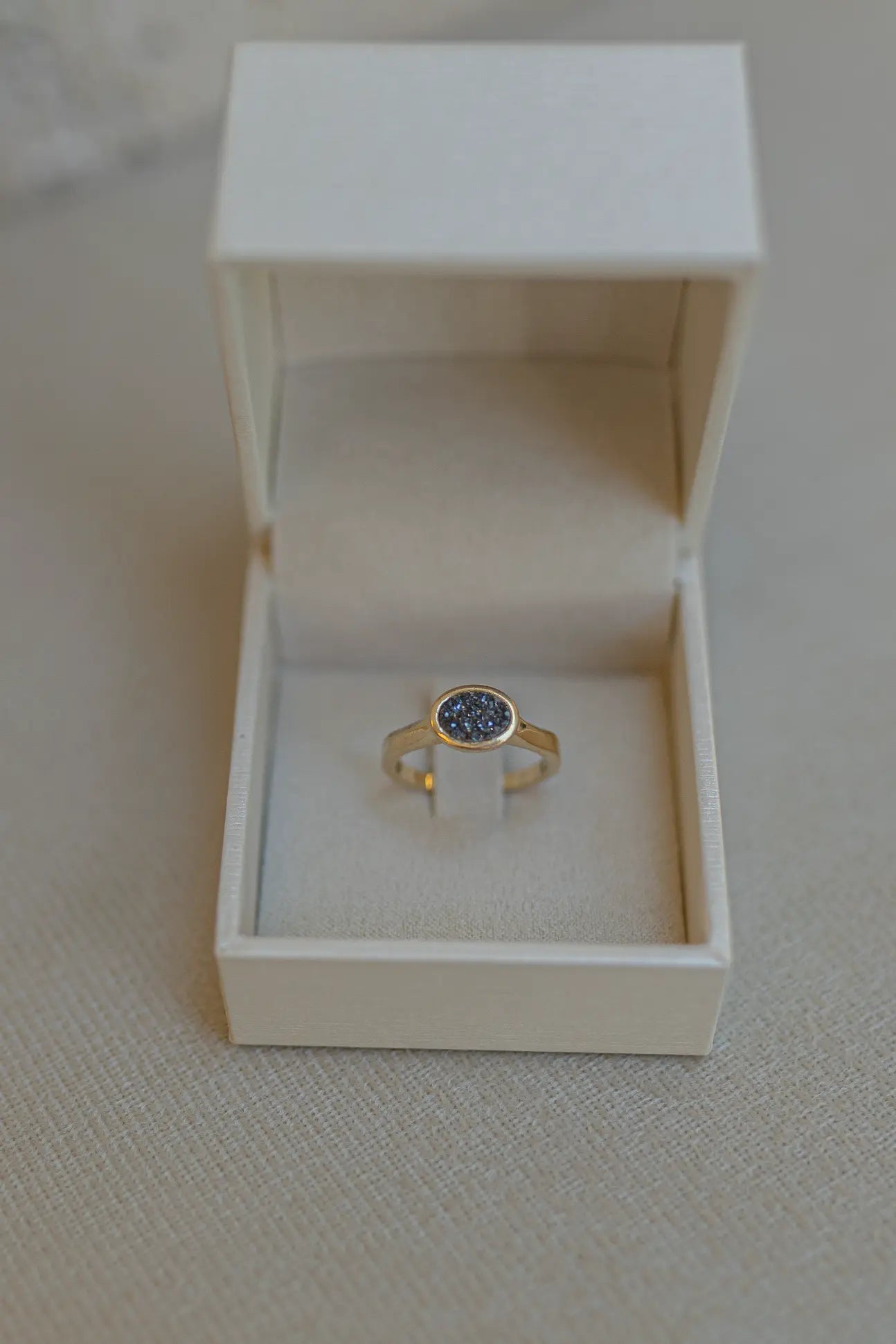 Anel Oval Drusa Negra Dourado