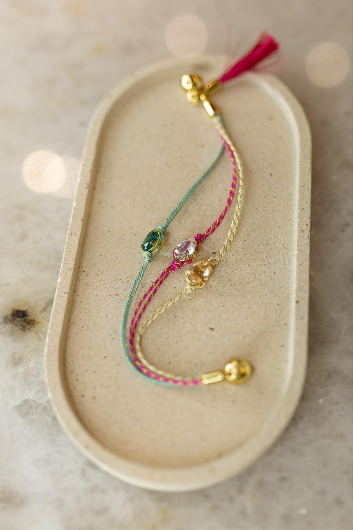 Pulseira 3 Fios de Seda e Tassel Dourado