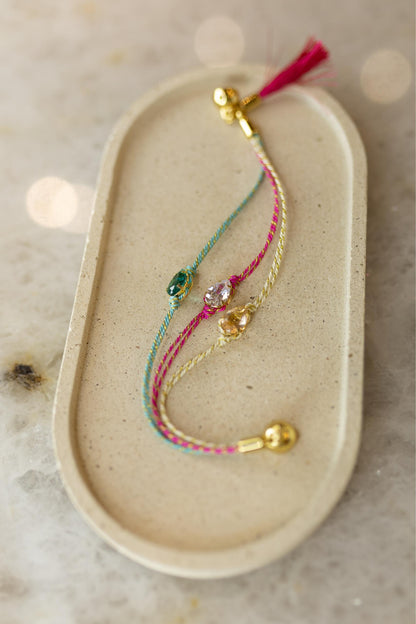 Pulseira 3 Fios de Seda e Tassel Dourado