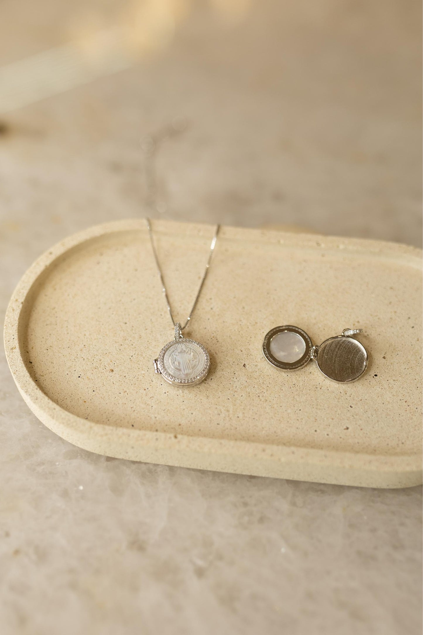 Colar Relicário São Bento Moissanite Prata 925 Ródio Branco
