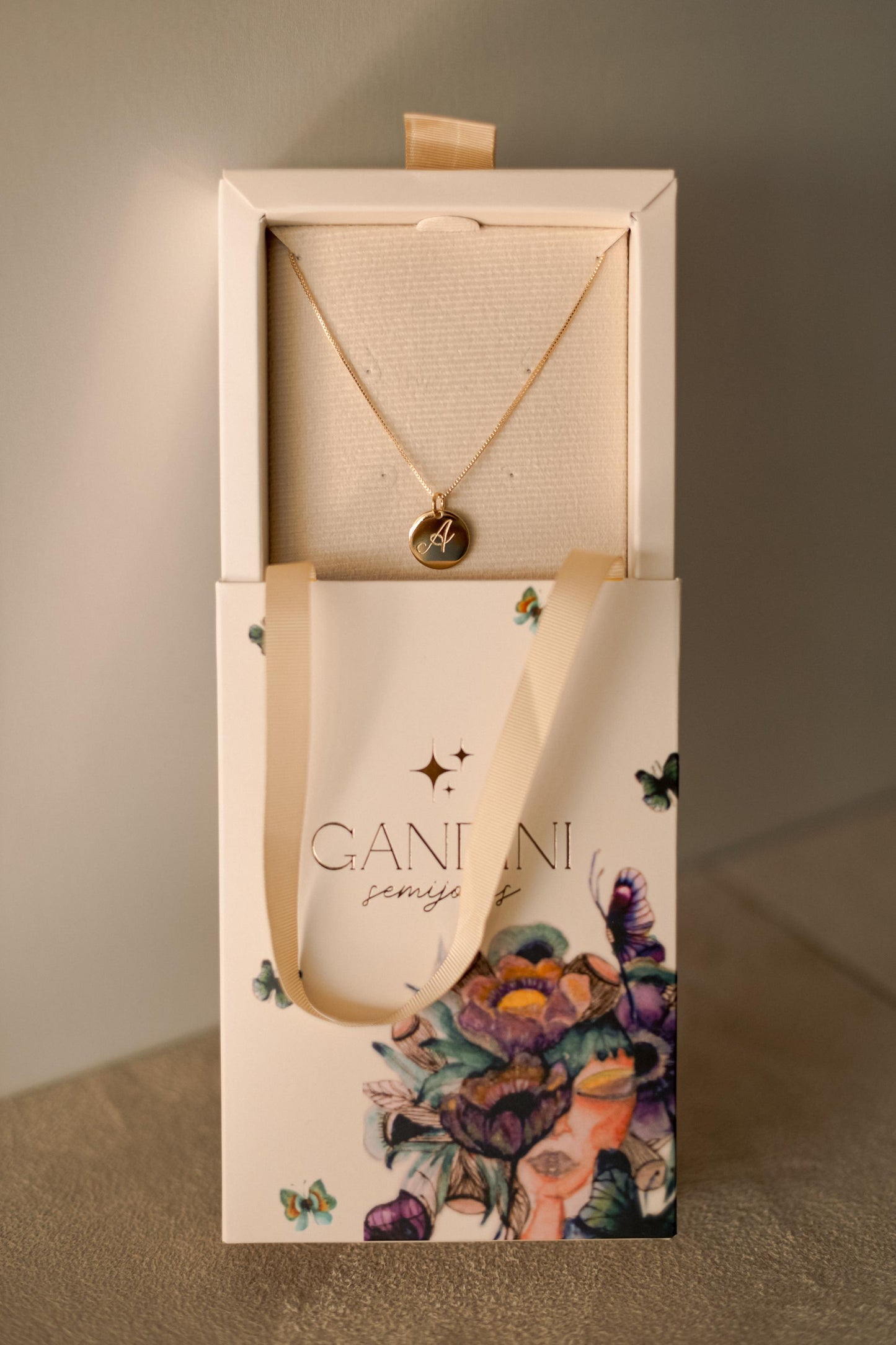 Colar de Medalha Personalizado Letra Dourado