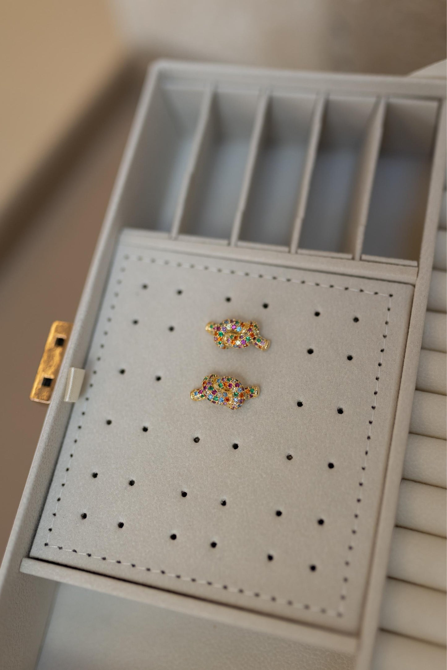 Brinco Nó Cravejado Rainbow Dourado