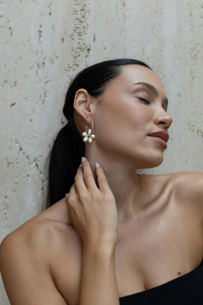 Brinco Argola Detalhada Com Pingente Pérolas Dourado