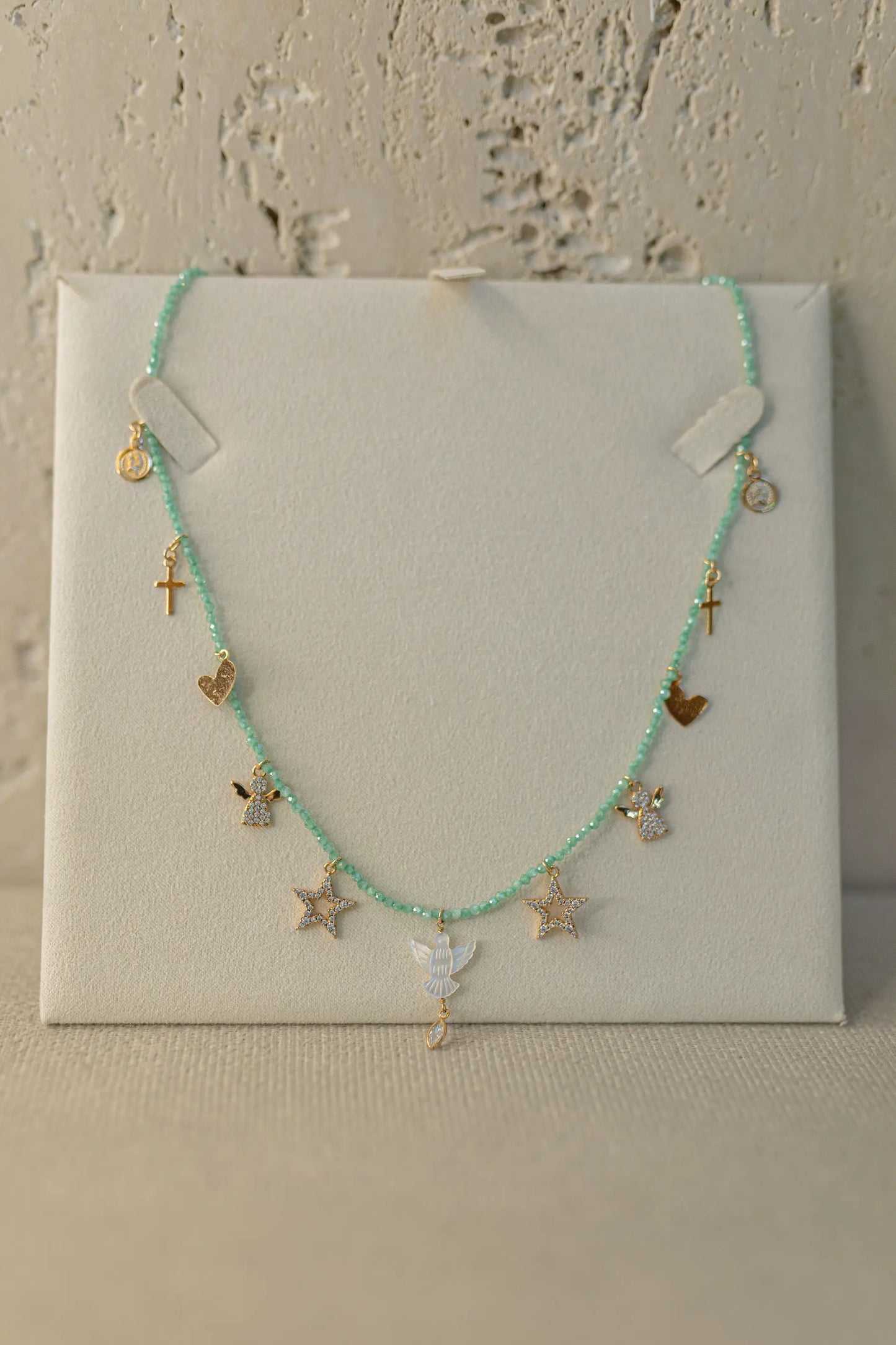 Colar de Pedras Naturais Verde com Charms Dourado