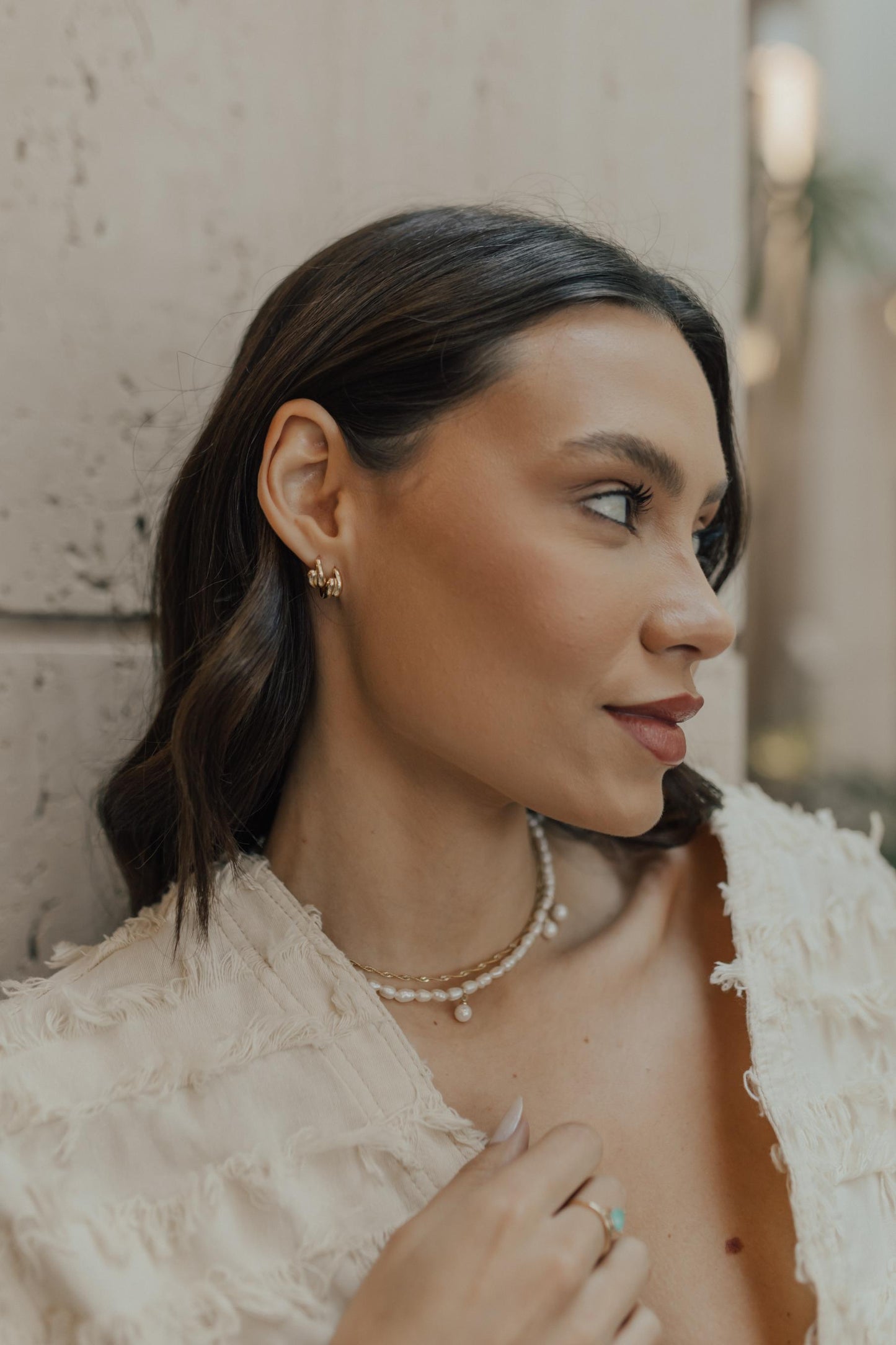 Colar Pérolas de Água Doce com Detalhes Dourado