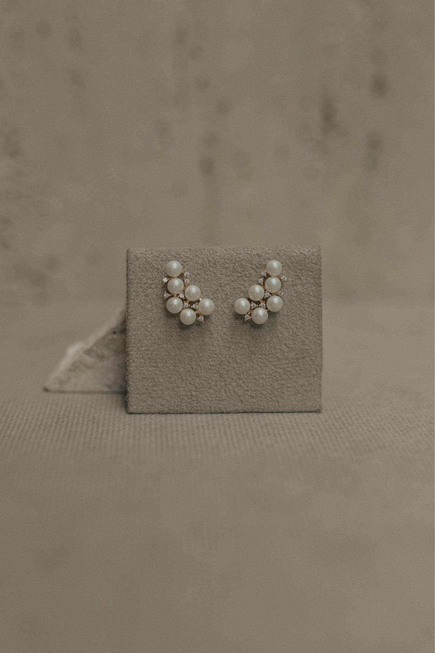 Brinco Ear Cuff Mini Pérolas e Zircônias Cristal Ouro