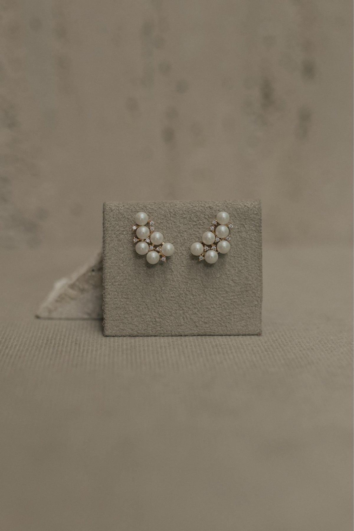 Brinco Ear Cuff Mini Pérolas e Zircônias Cristal Dourado