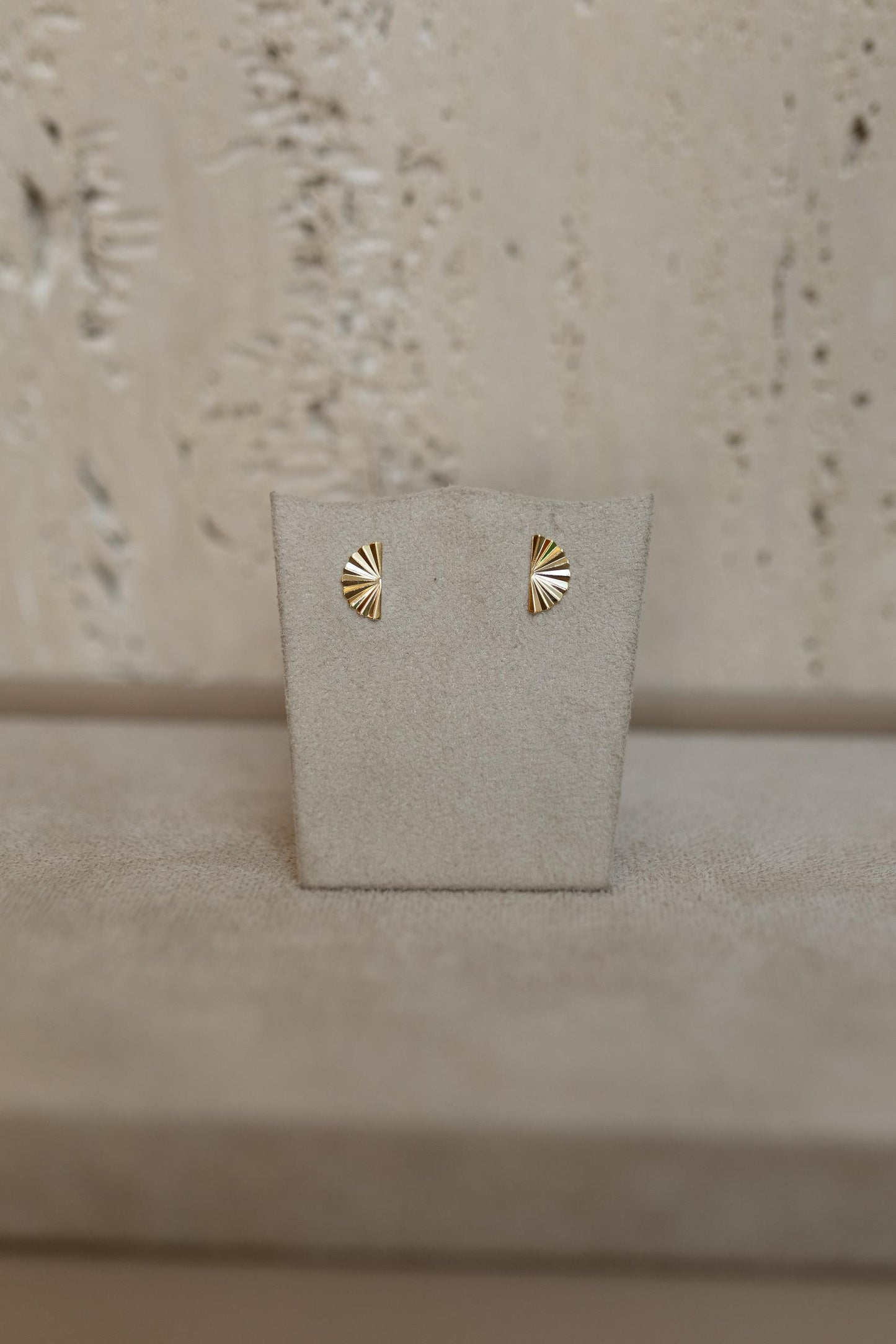 Brinco Mini Leque Trabalhado Dourado