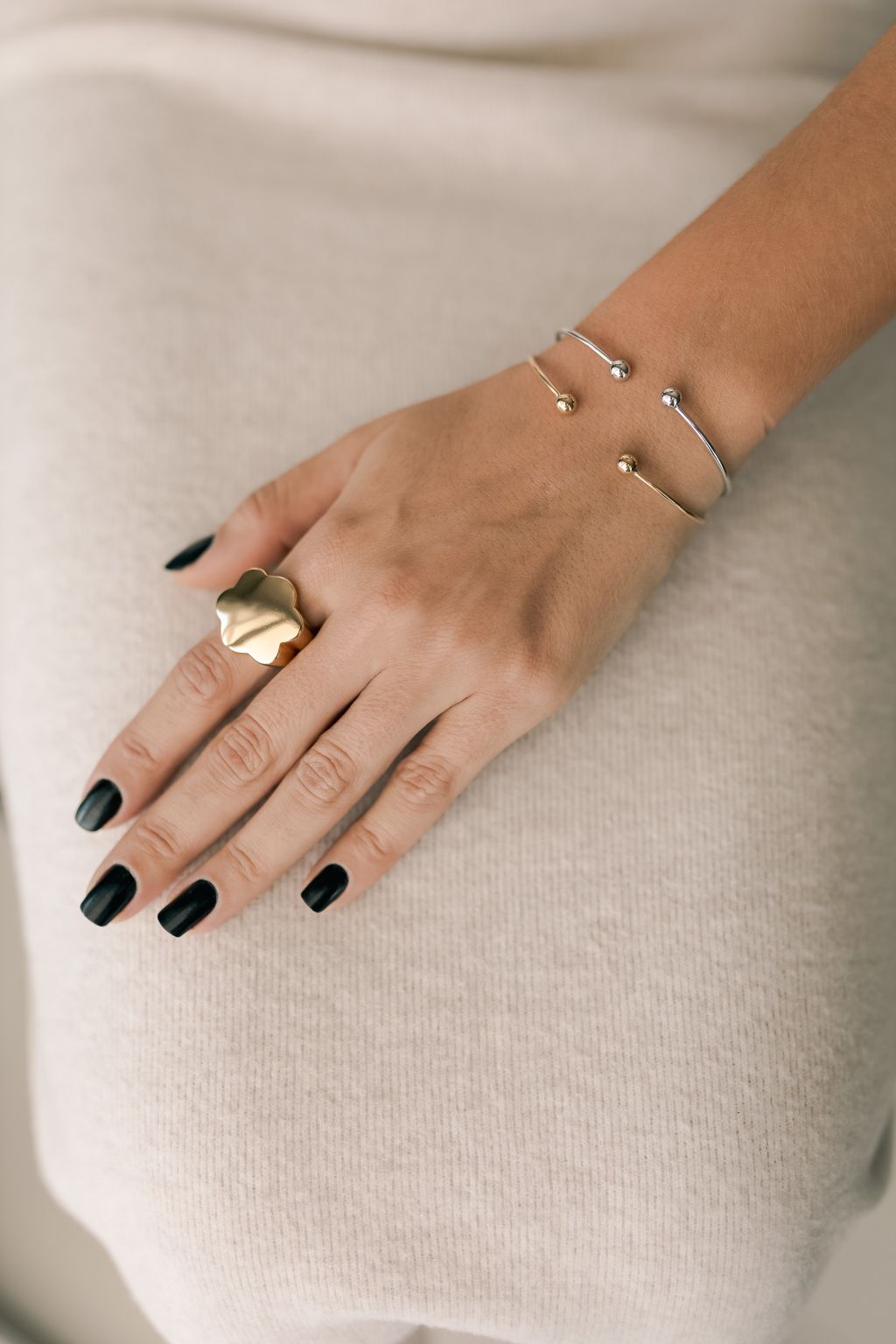 Bracelete Fino com Bolinhas nas Pontas