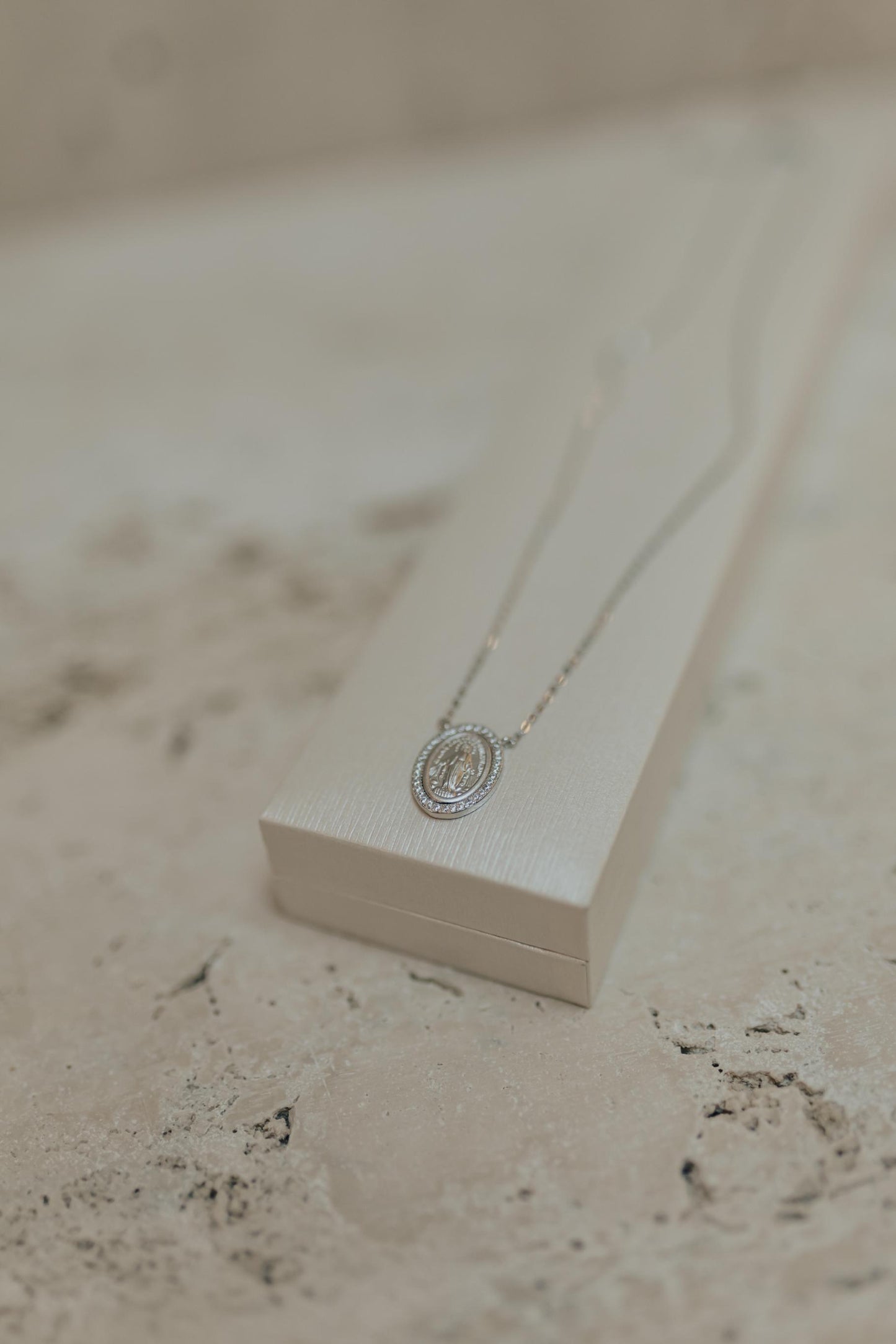 Colar Nossa Senhora das Graças Borda Cravejada Prata 925 Ródio Branco