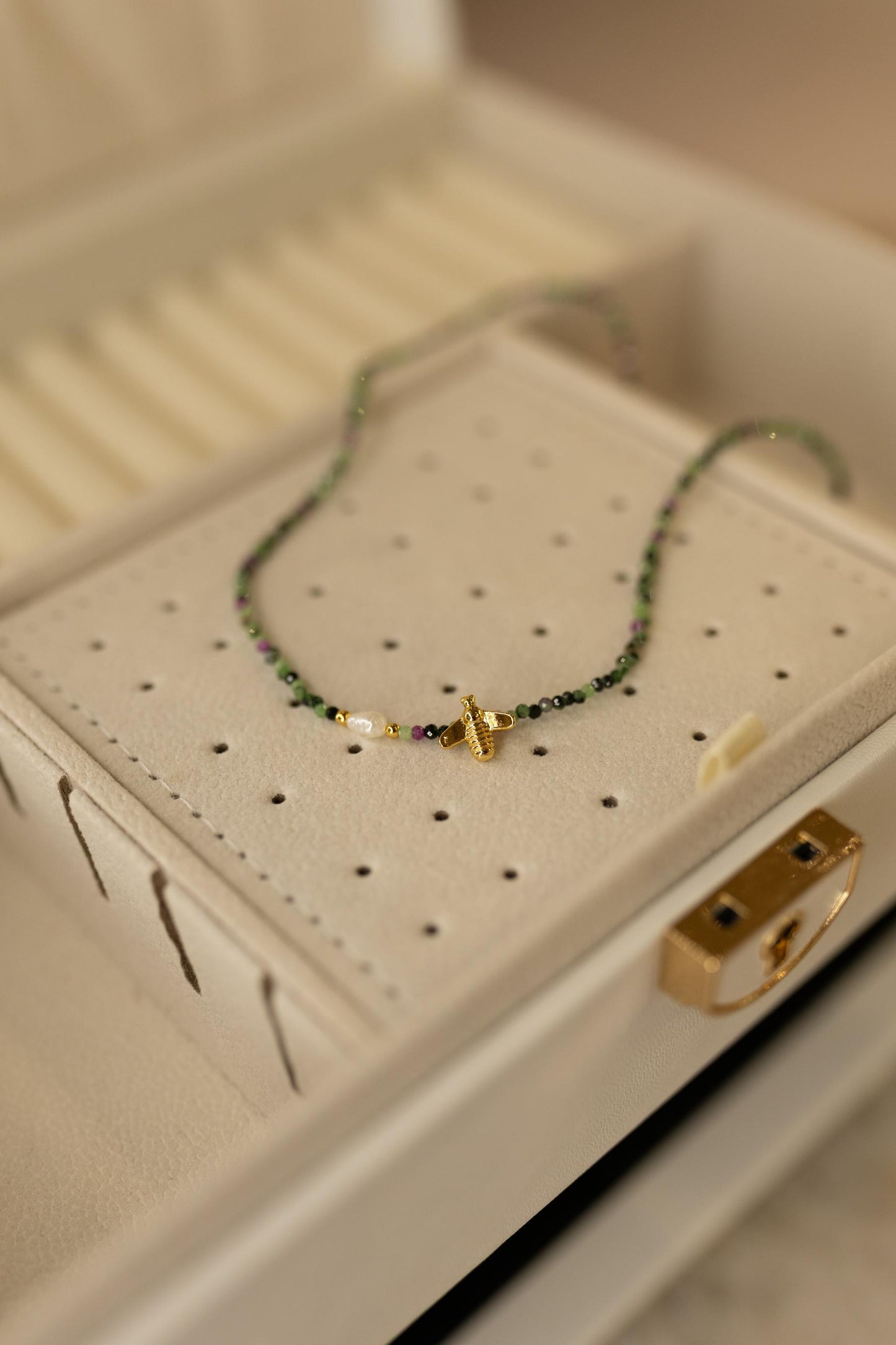 Colar Choker  Pedras Naturais Bee Pérola  Dourado