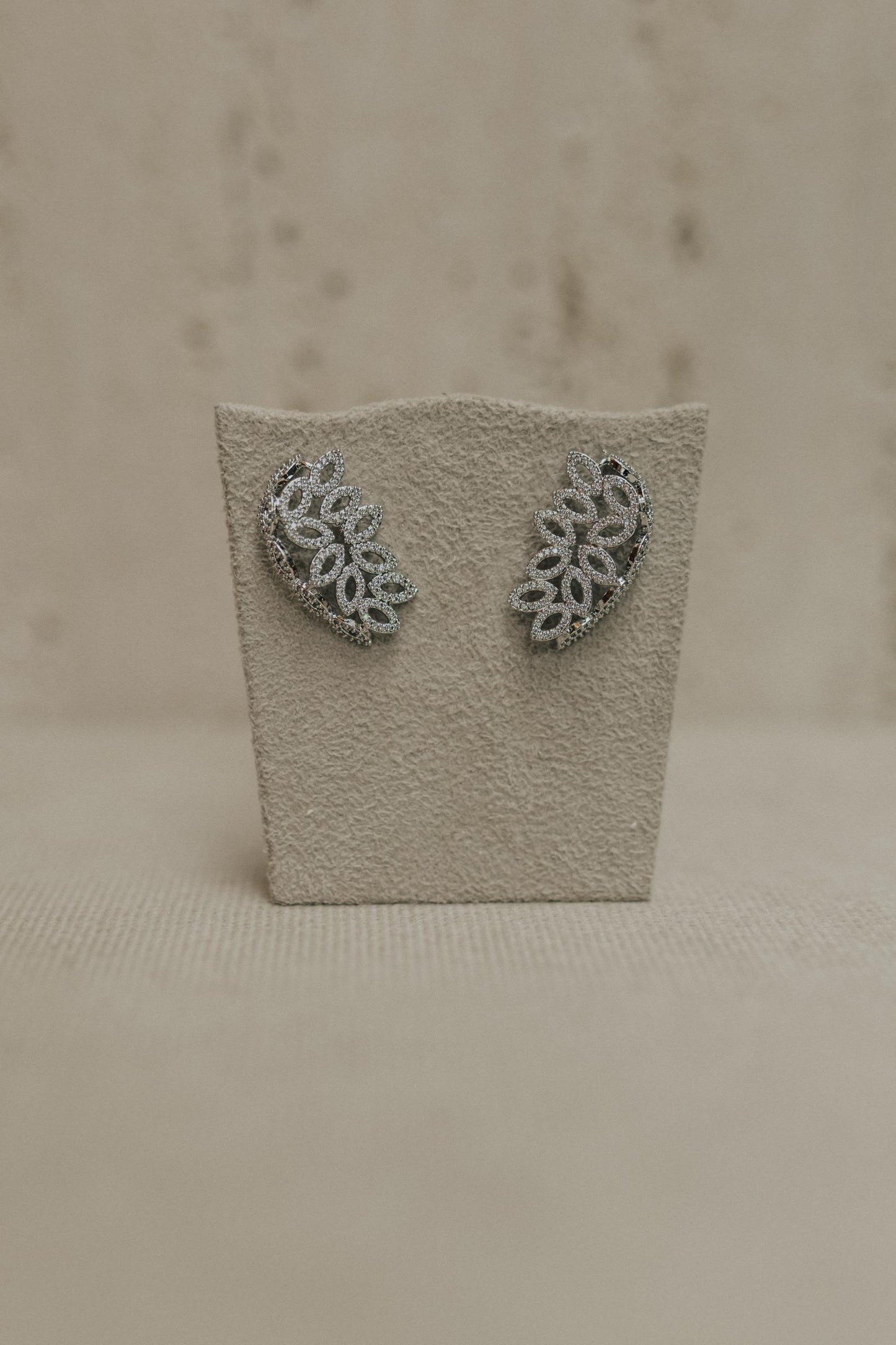 Brinco Ear Cuff Folhas Cravejadas Ródio Branco