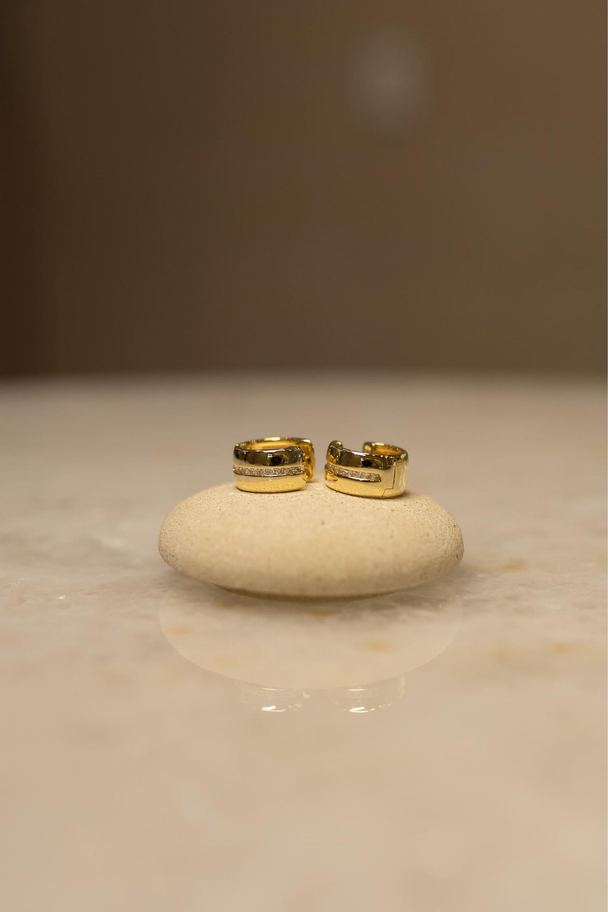 Brinco Argola Detalhe Cravejado Dourado