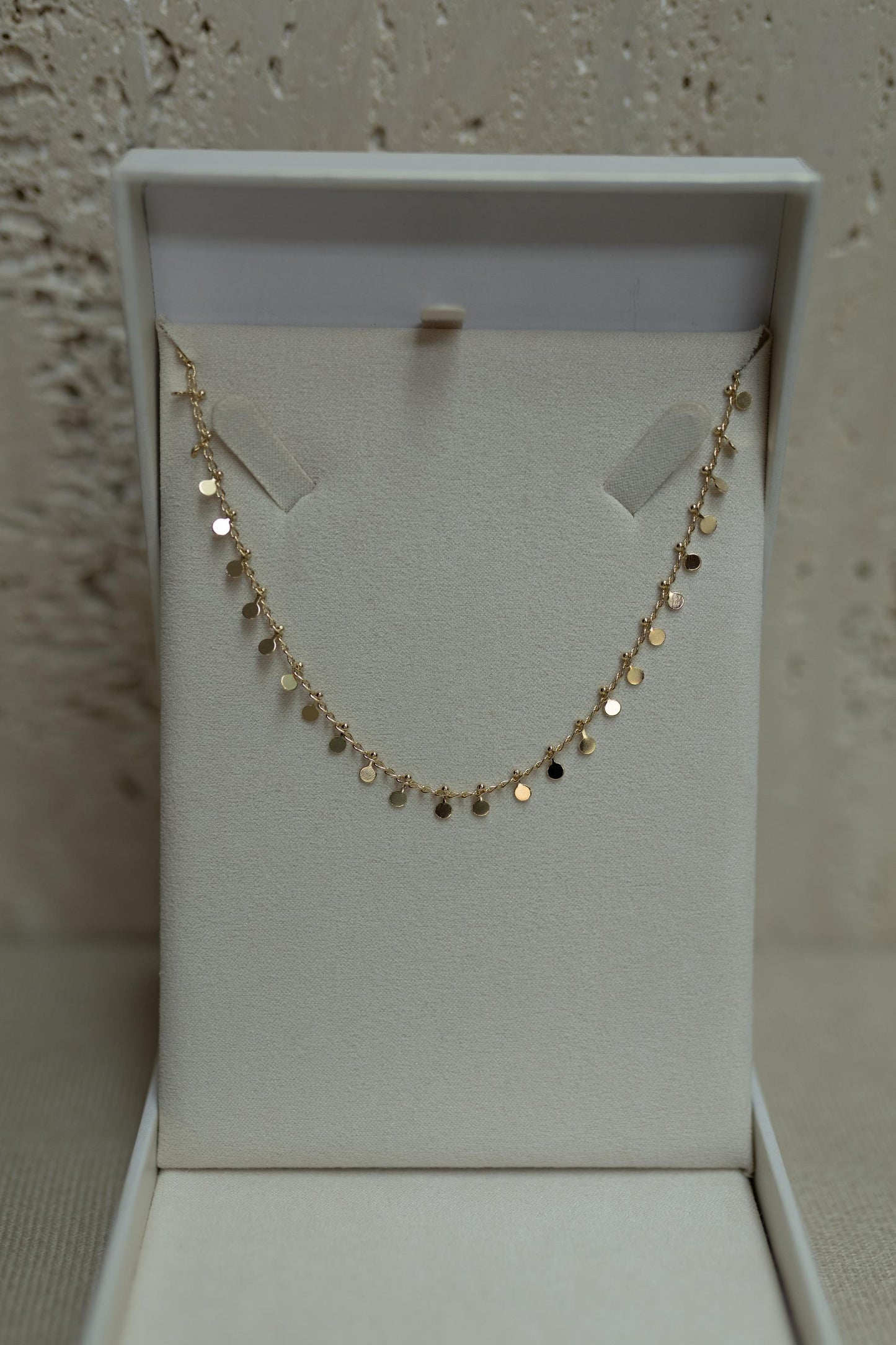 Colar Choker de Plaquinhas Dourado