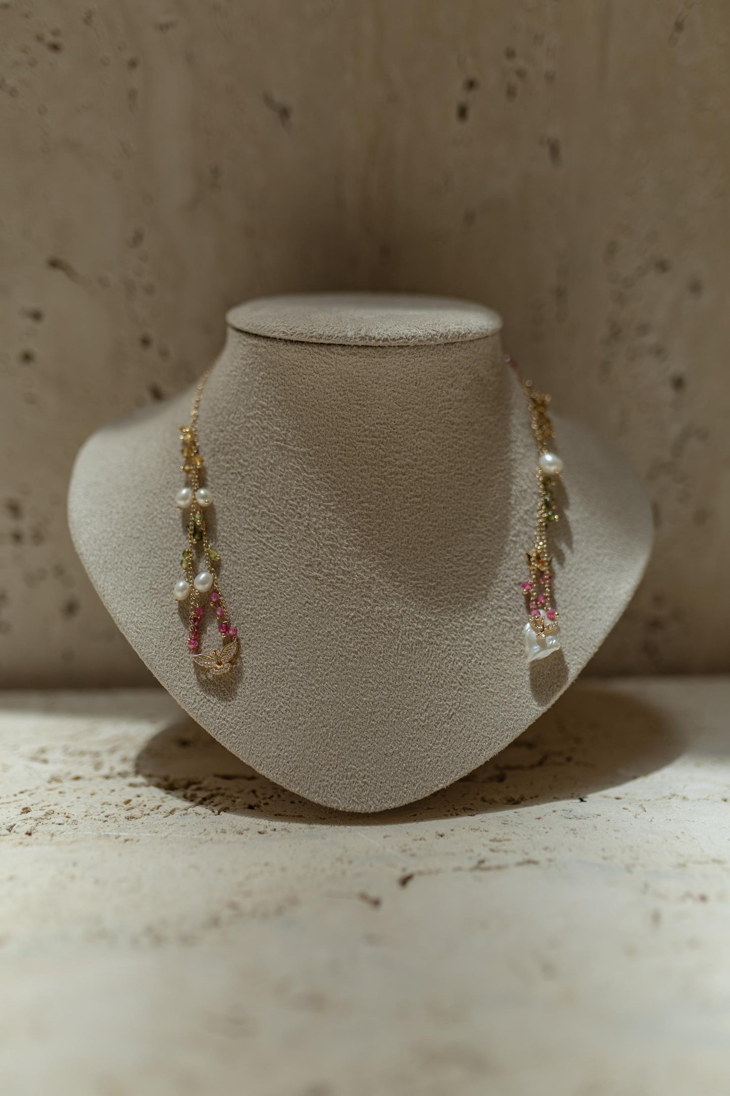 Colar Escapulário Pedras com Pérola Espírito Santo Dourado