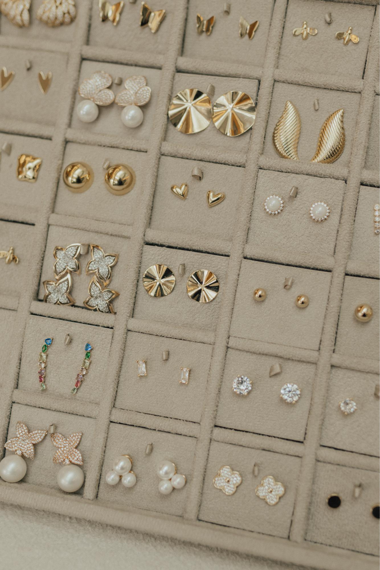 Brinco Camélia Com Pérola Dourado