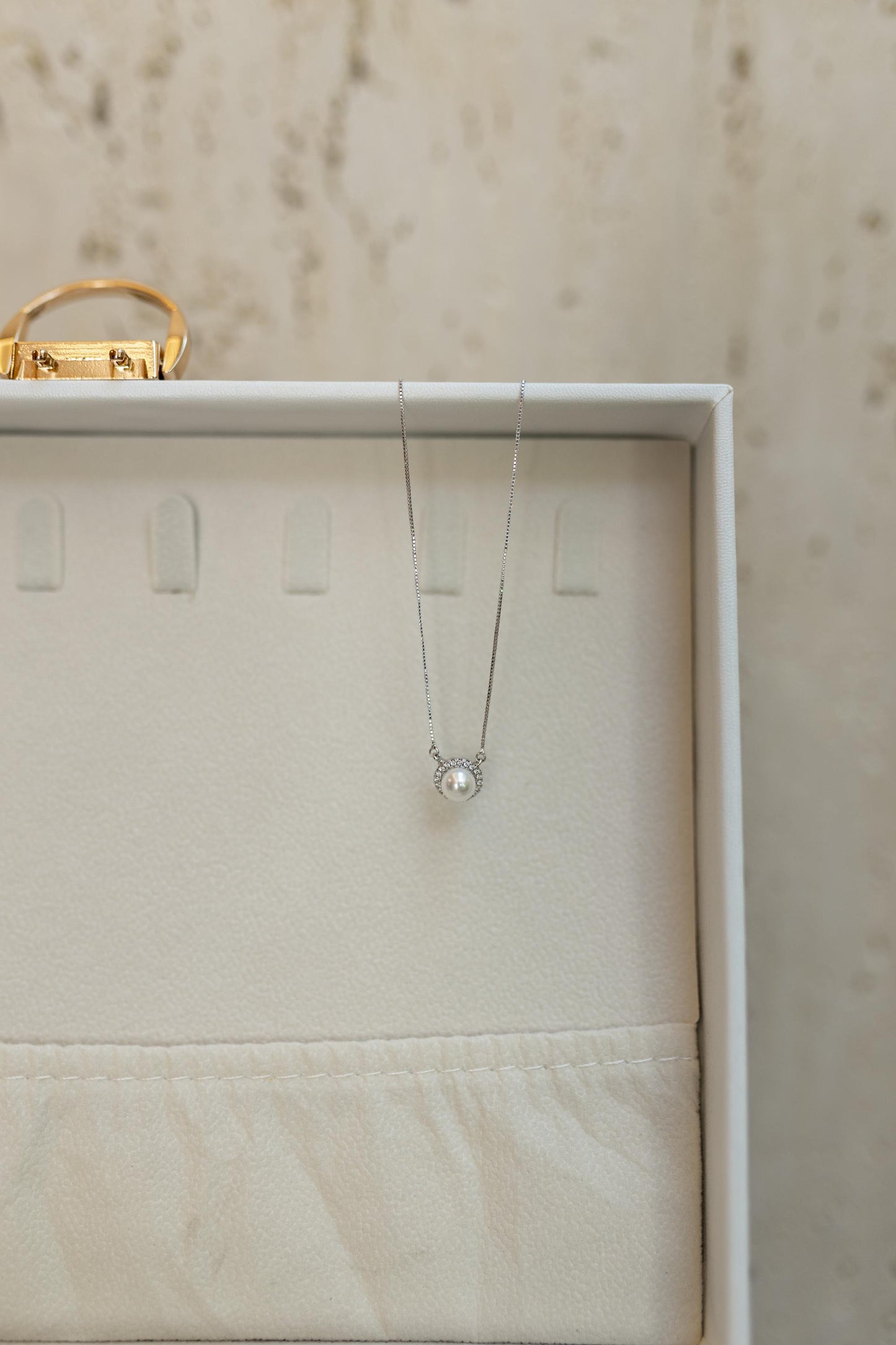 Colar Pérola Borda Cravejada Ródio Branco