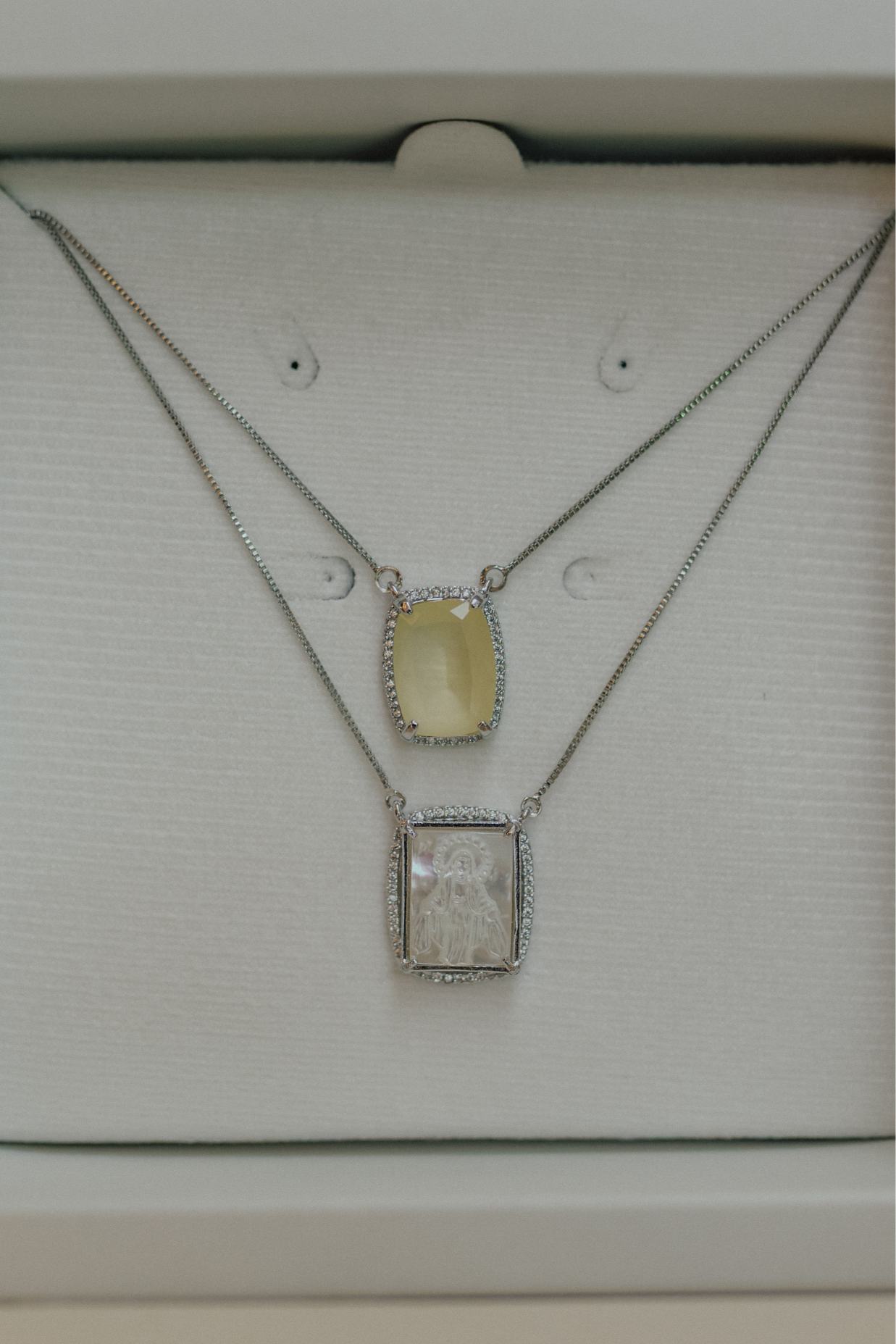 Colar Escapulário Madrepérola Safira Amarela Ródio Branco