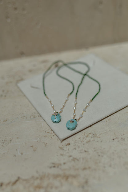 Colar Escapulário Pedra Turquesa Crucifixo e Estrela Dourado