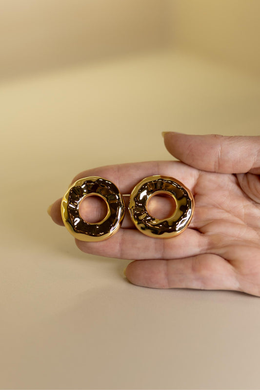 Brinco Maxi Círculo Martelado Dourado