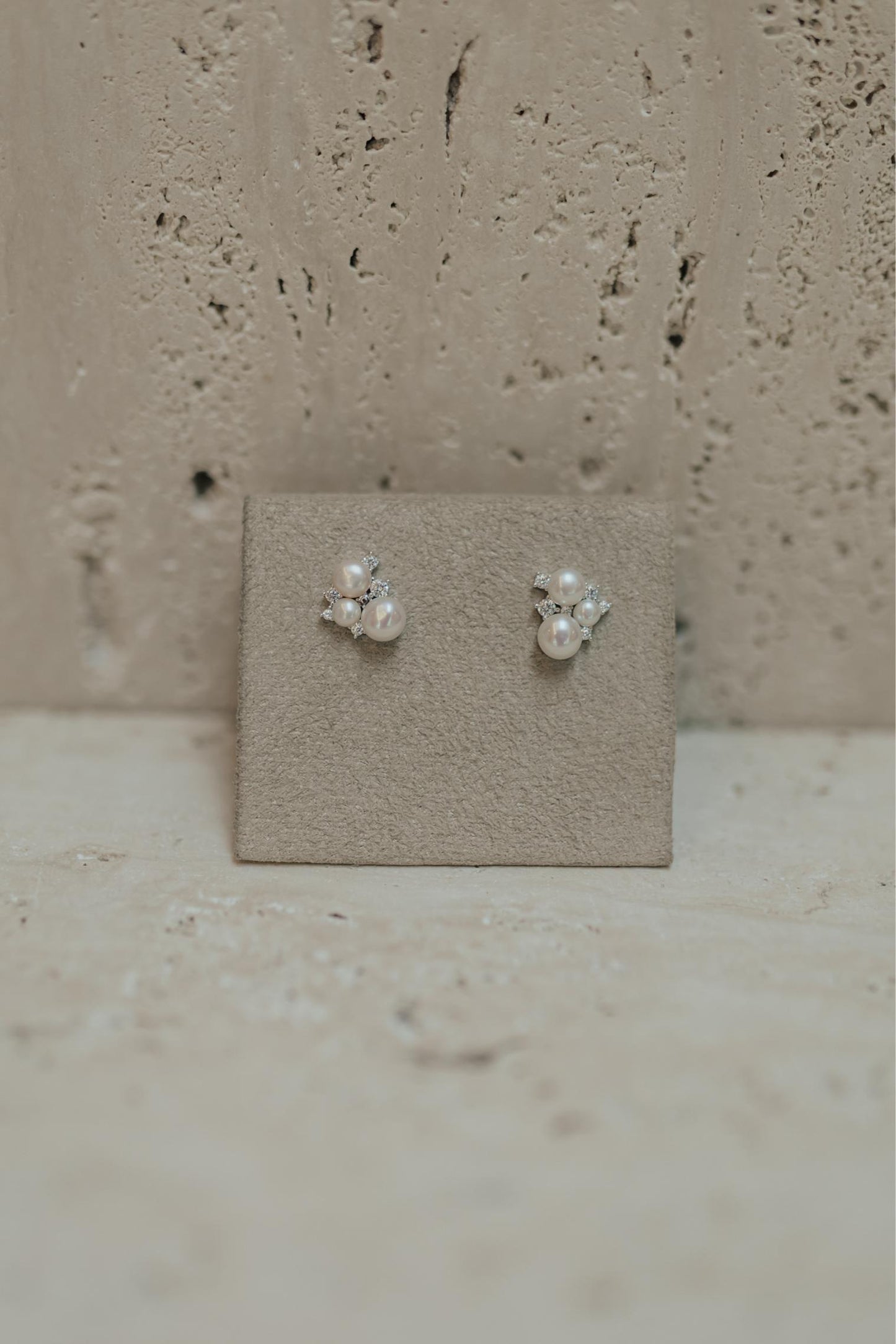 Brinco Mini Ear Cuff Moissanite 3 Pérolas Natural Prata 925 Ródio Branco