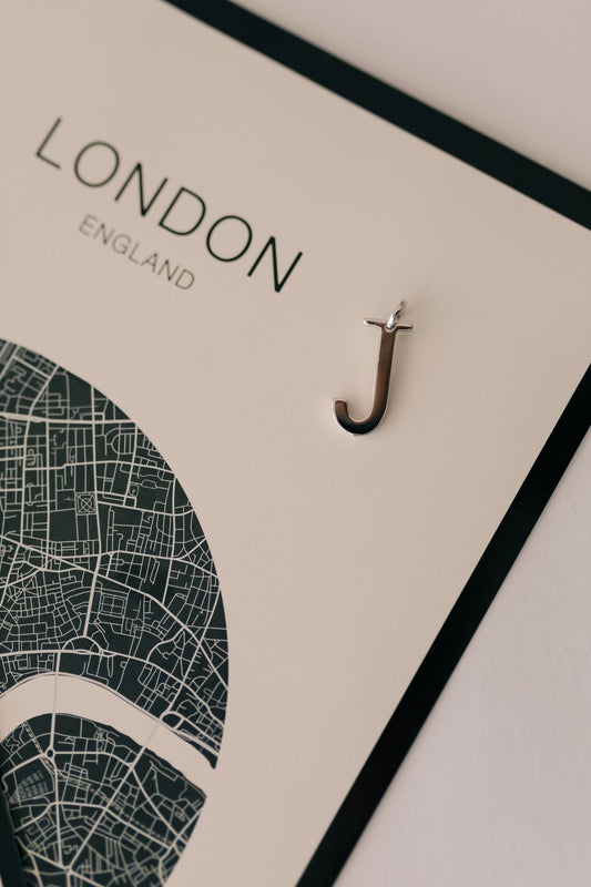 Pingente Design Letra Ródio Branco