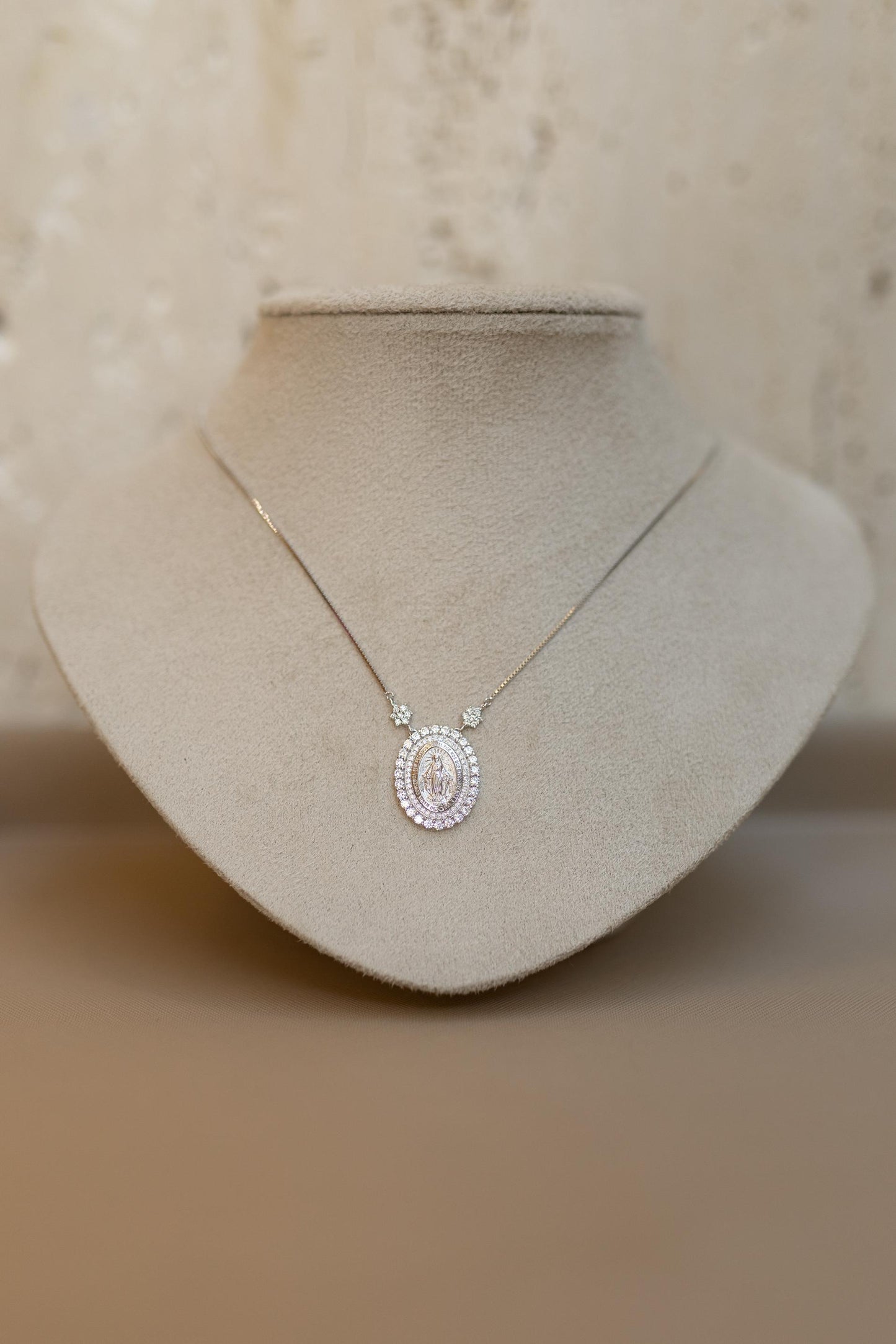 Colar Nossa Senhora das Graças Flores Prata 925 Ródio Branco