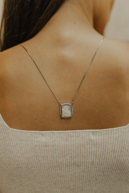Colar Escapulário Madrepérola Rosa Ródio Branco