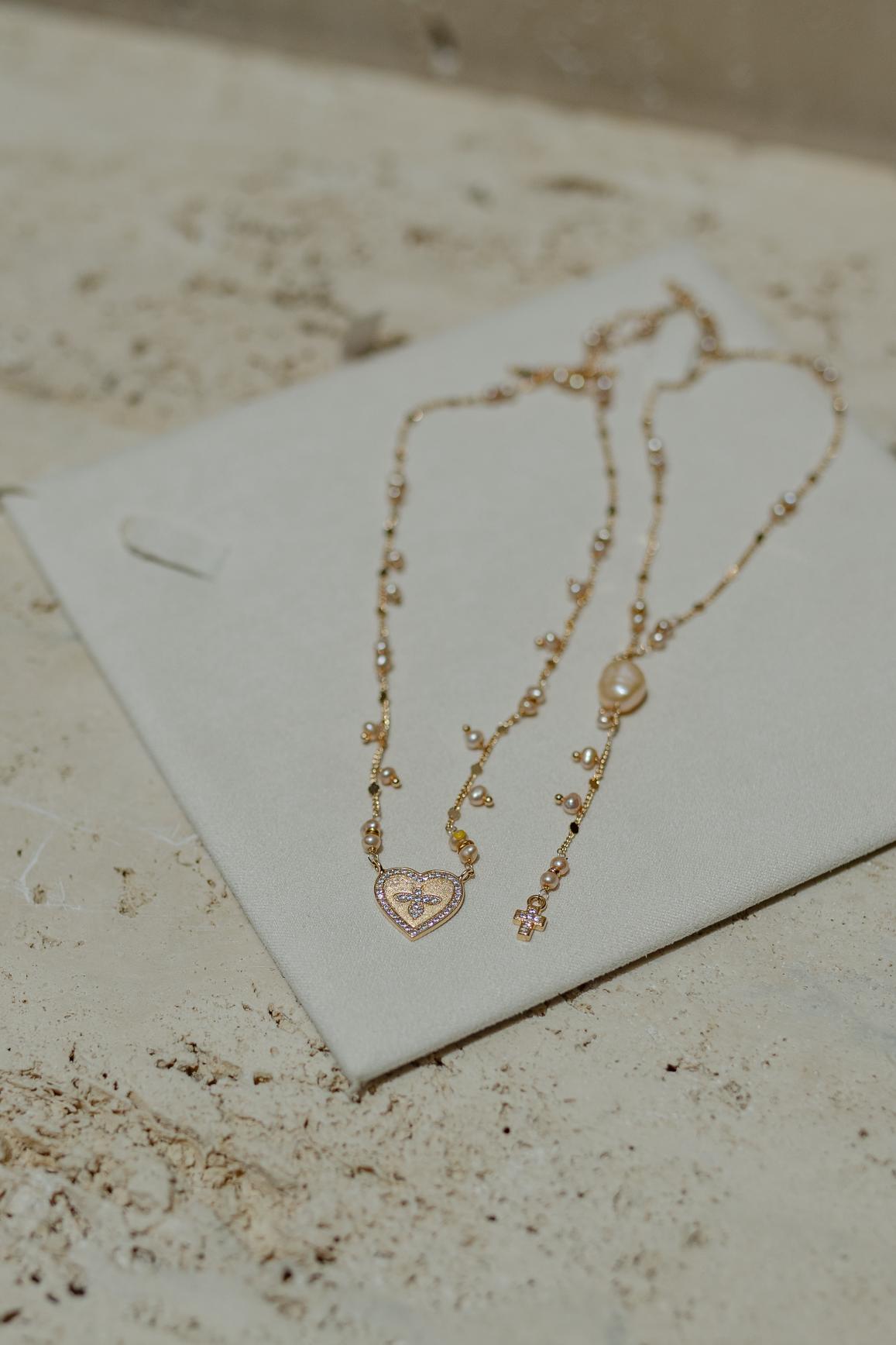 Colar Longo Pérolas Água Doce Coração e Crucifixo Dourado