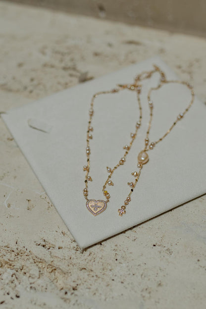 Colar Longo Pérolas Água Doce Coração e Crucifixo Dourado