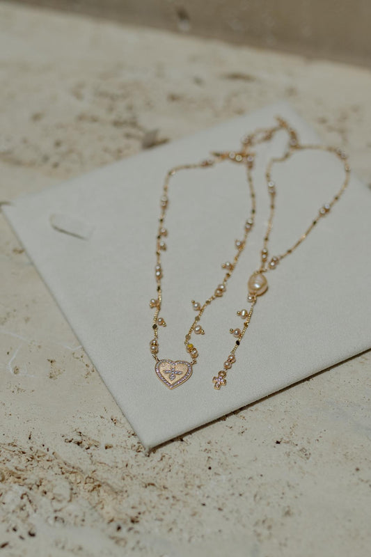 Colar Longo Pérolas Água Doce Coração e Crucifixo Dourado