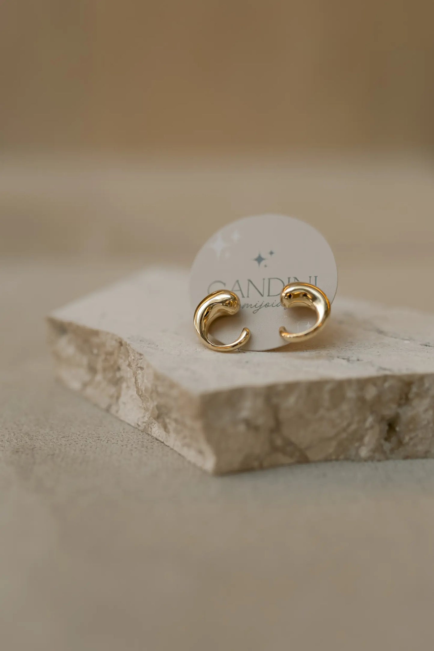 Brinco Vírgula Orgânica Dourado