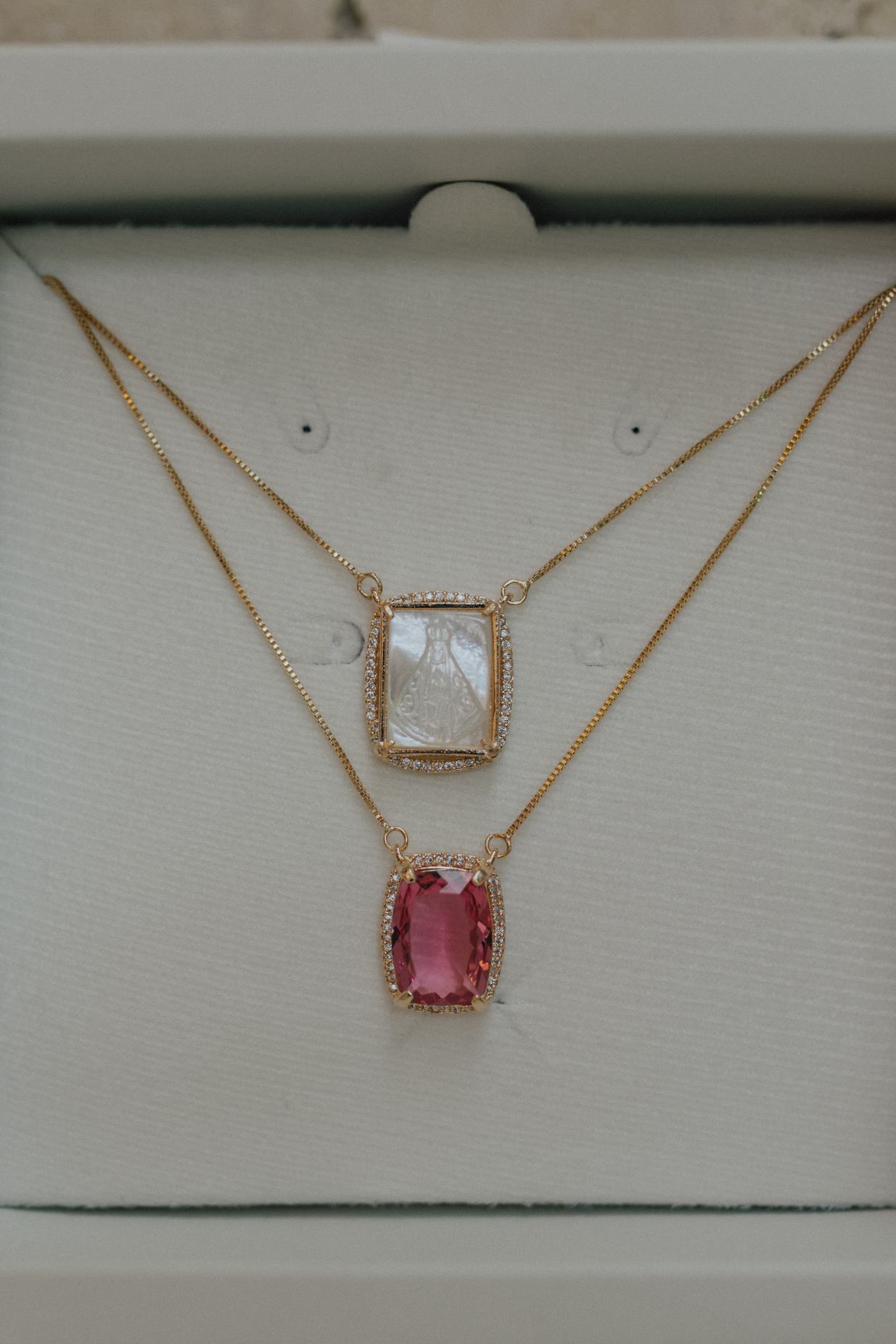 Colar Escapulário Madrepérola Safira Rosa Dourado