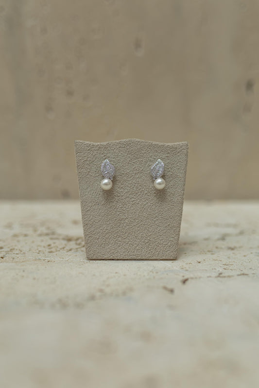 Brinco Mini Folha Baguete Pérola Ródio Branco