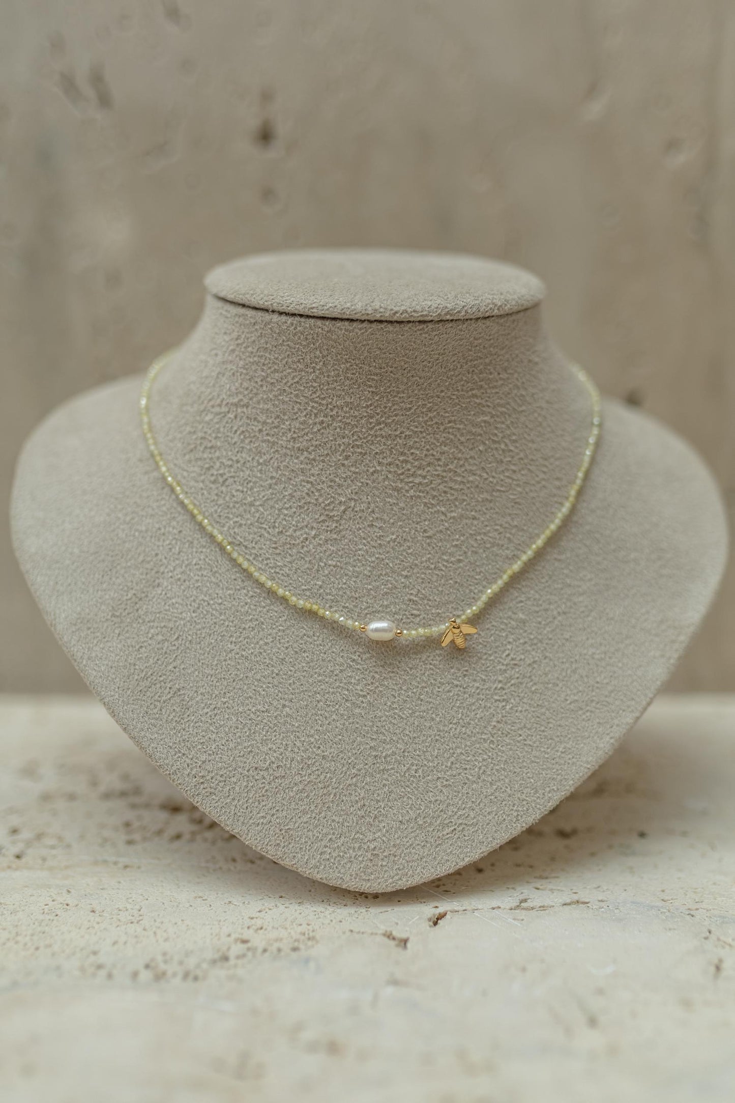 Choker Bee Pérola de Água Doce Dourado